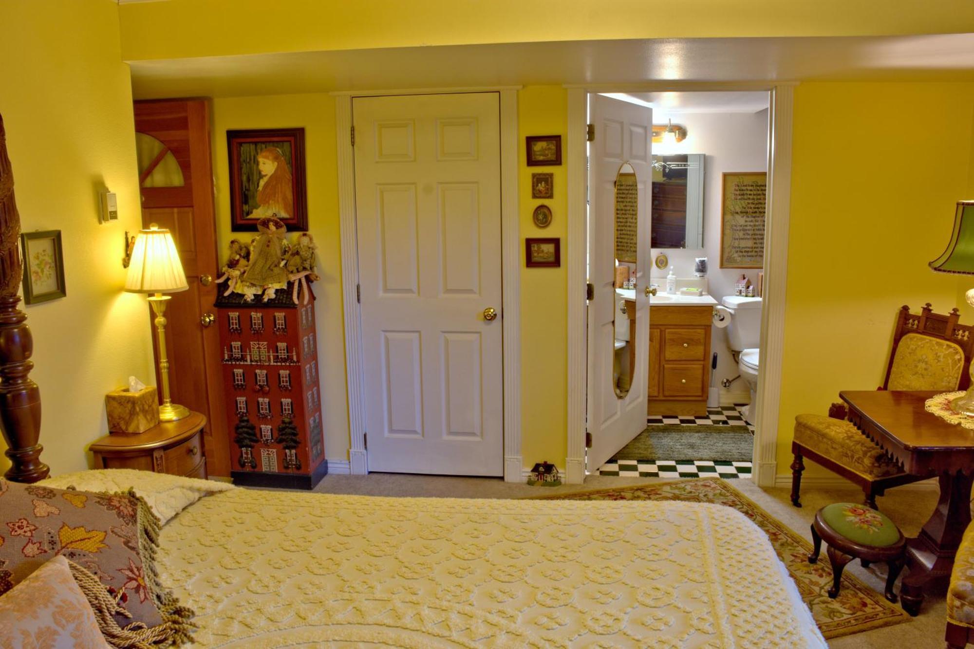 مدينة سيدار Big Yellow Inn الغرفة الصورة